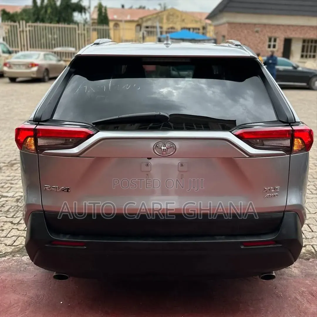 Toyota RAV4 XLE 2021 Silver