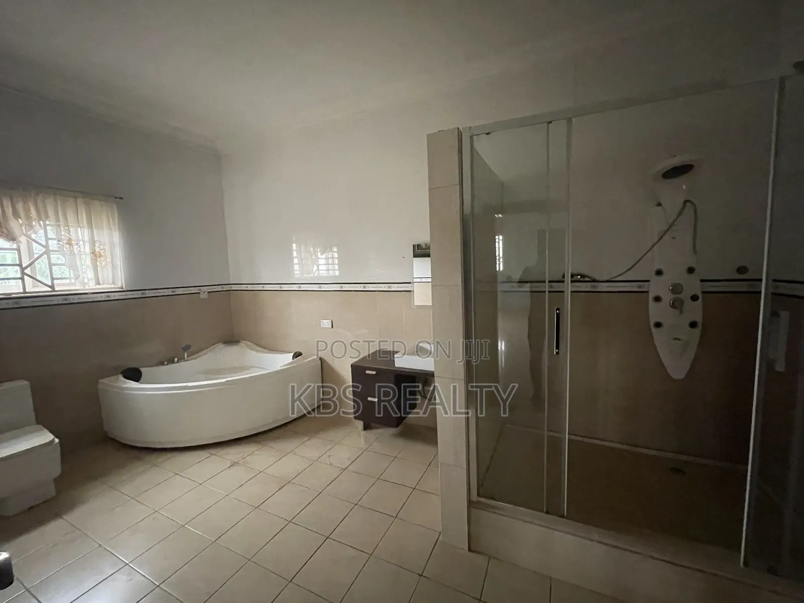 5bdrm Duplex in Danyame, Kumasi Metropolitan for rent
