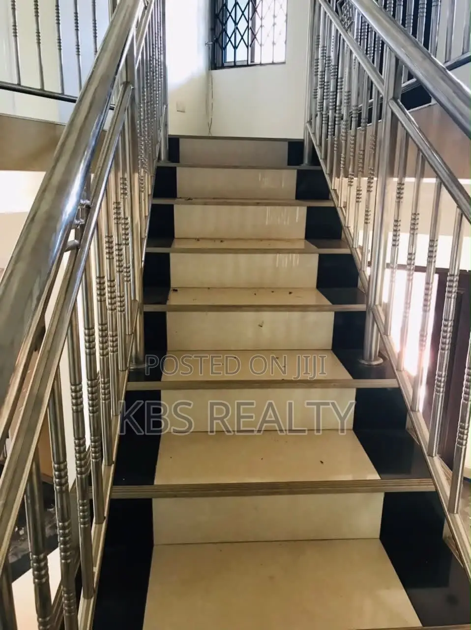 7bdrm Townhouse/Terrace in School Junction for sale