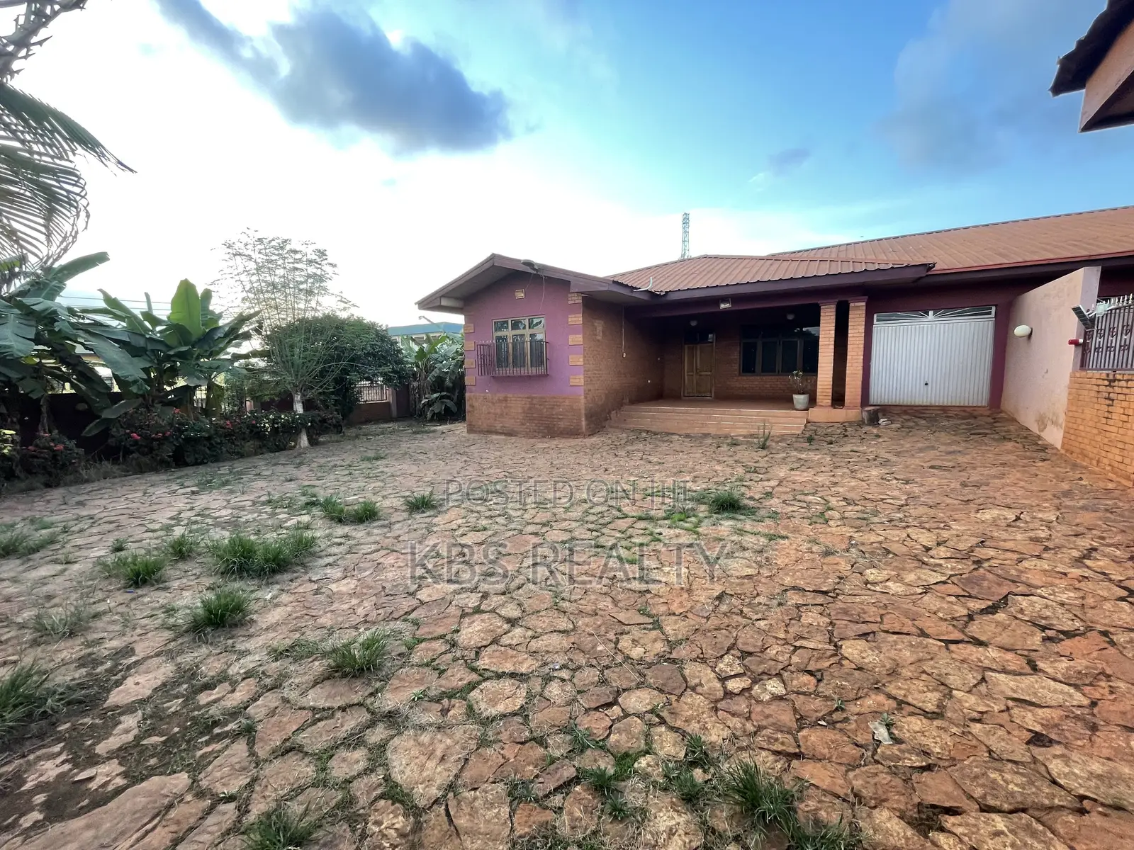 3bdrm House in Ahodwo-Daban, Kumasi Metropolitan for rent