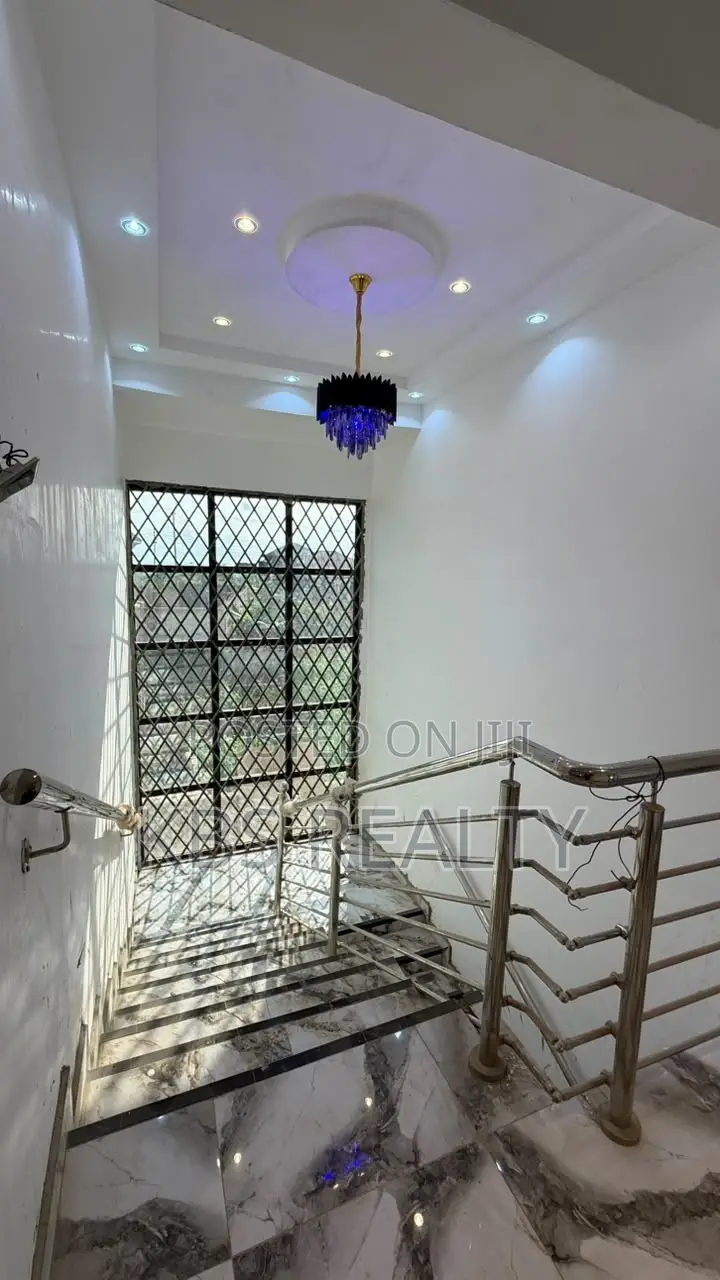 5bdrm Duplex in Santasi-Brofoyedu, Kumasi Metropolitan for sale