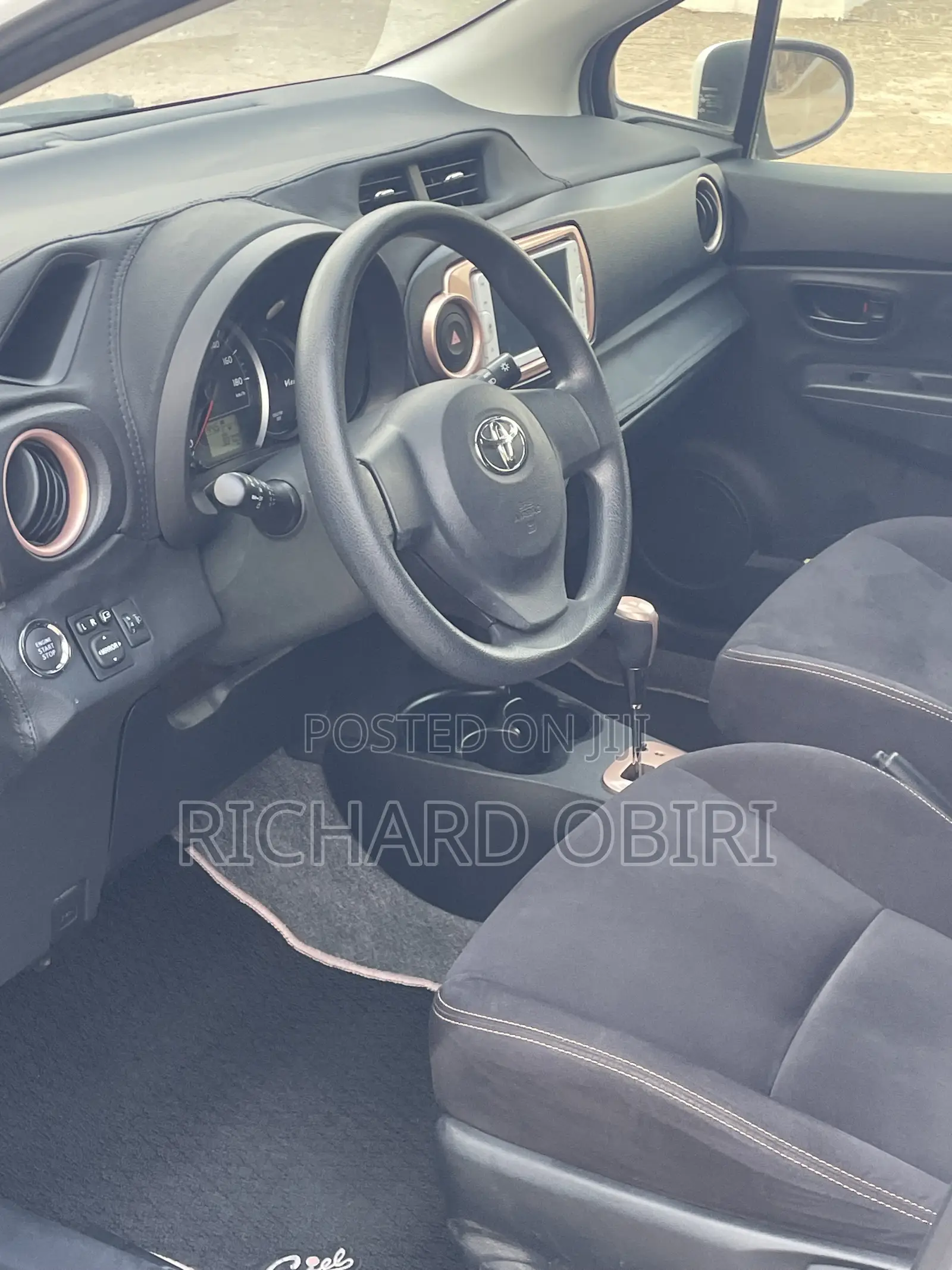 Toyota Vitz 1.3 AWD 5dr 2013 Black