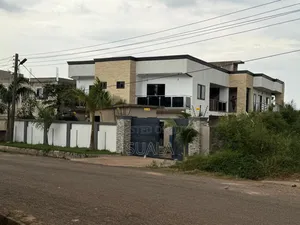 3bdrm Apartment in Nyaho Tamacloe, Cemetery Area for rent