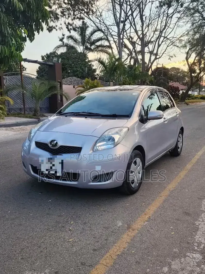 Toyota Vitz 2010 Silver