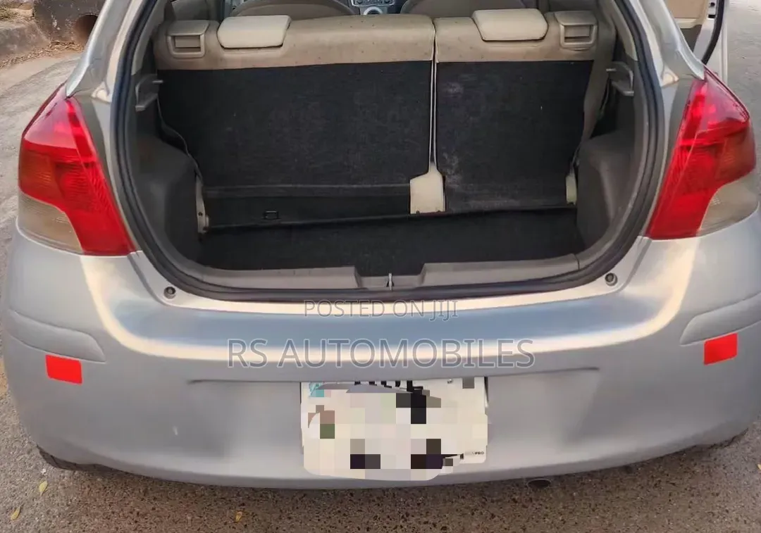 Toyota Vitz 2010 Silver