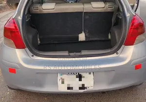 Toyota Vitz 2010 Silver