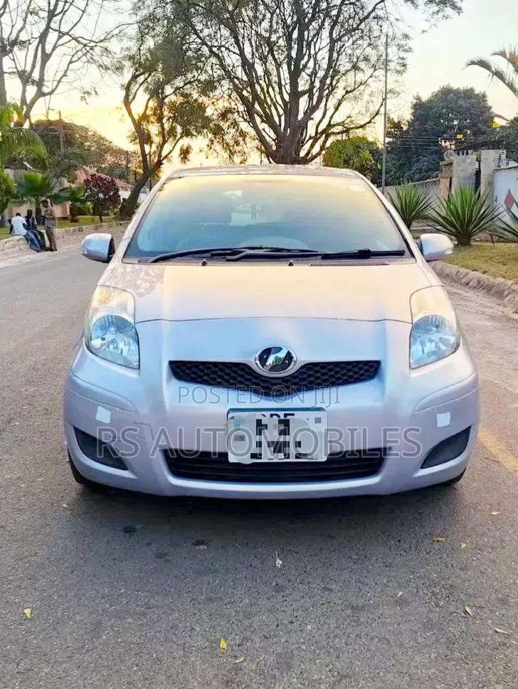 Toyota Vitz 2010 Silver