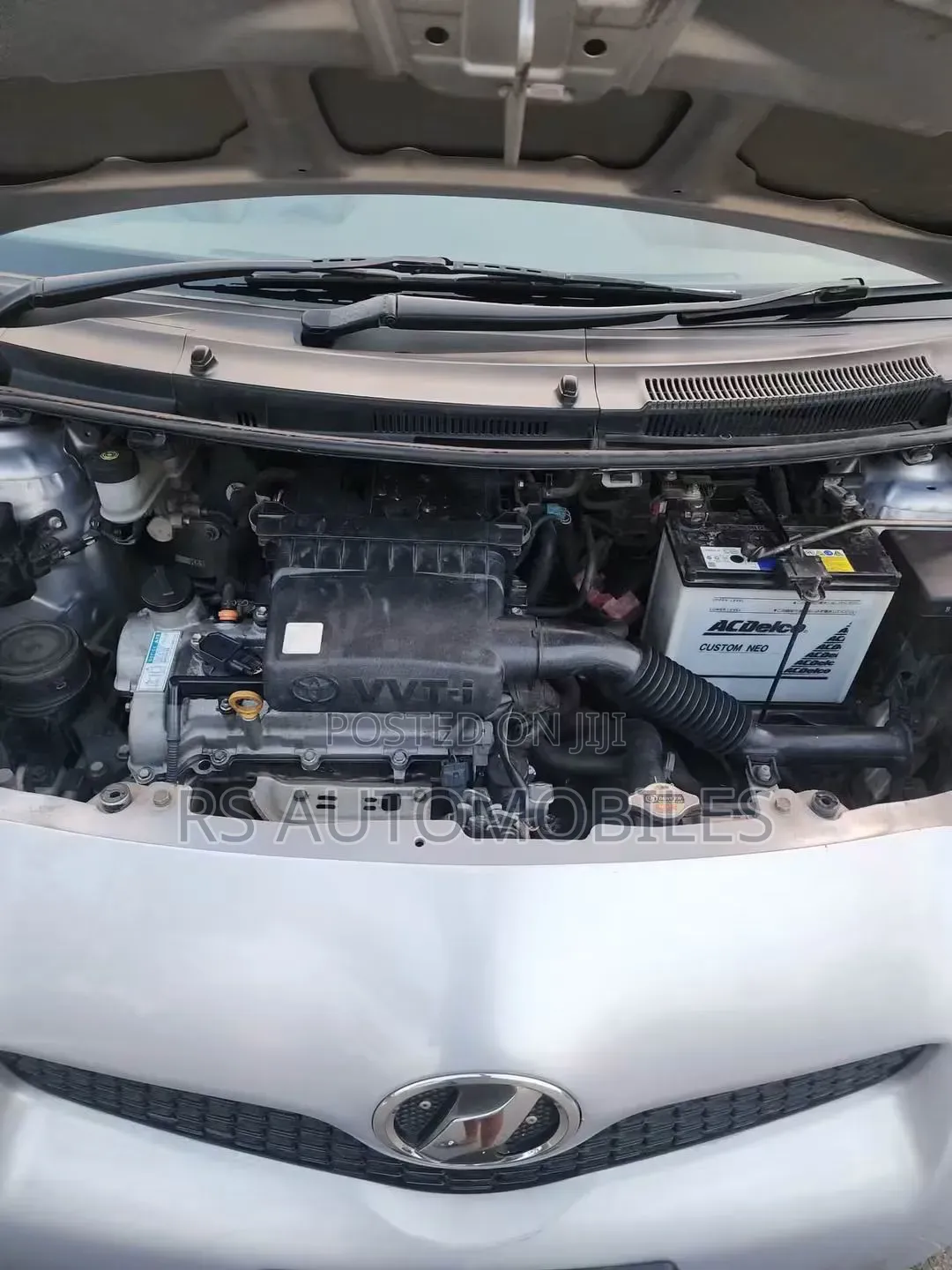 Toyota Vitz 2010 Silver