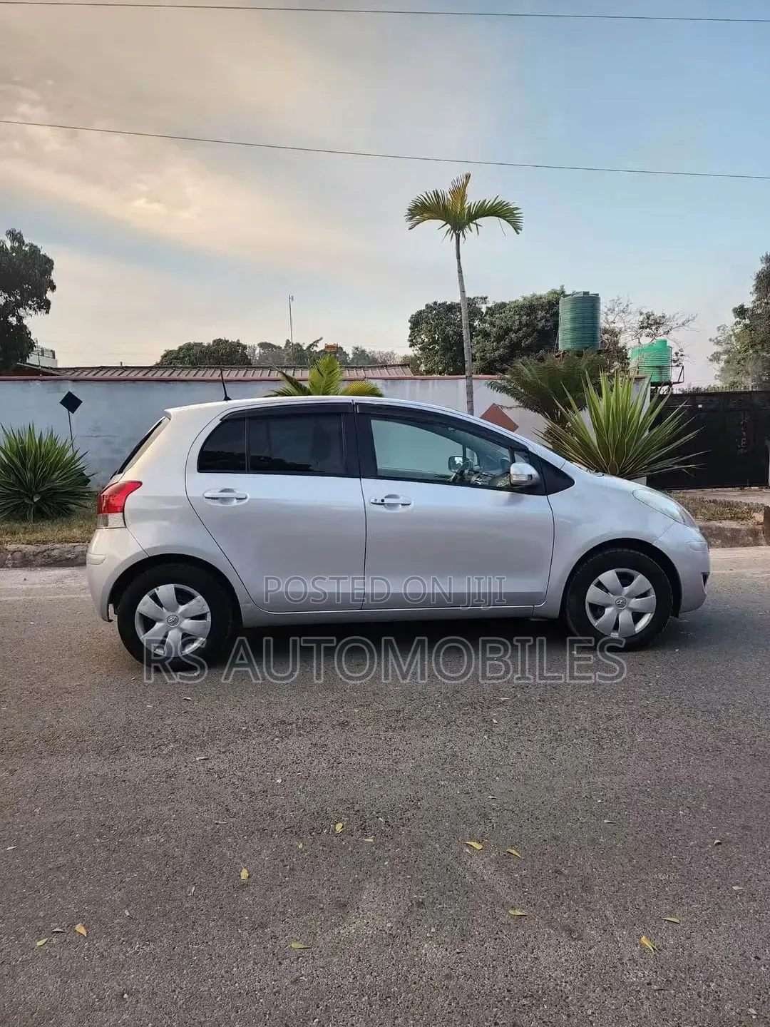 Toyota Vitz 2010 Silver