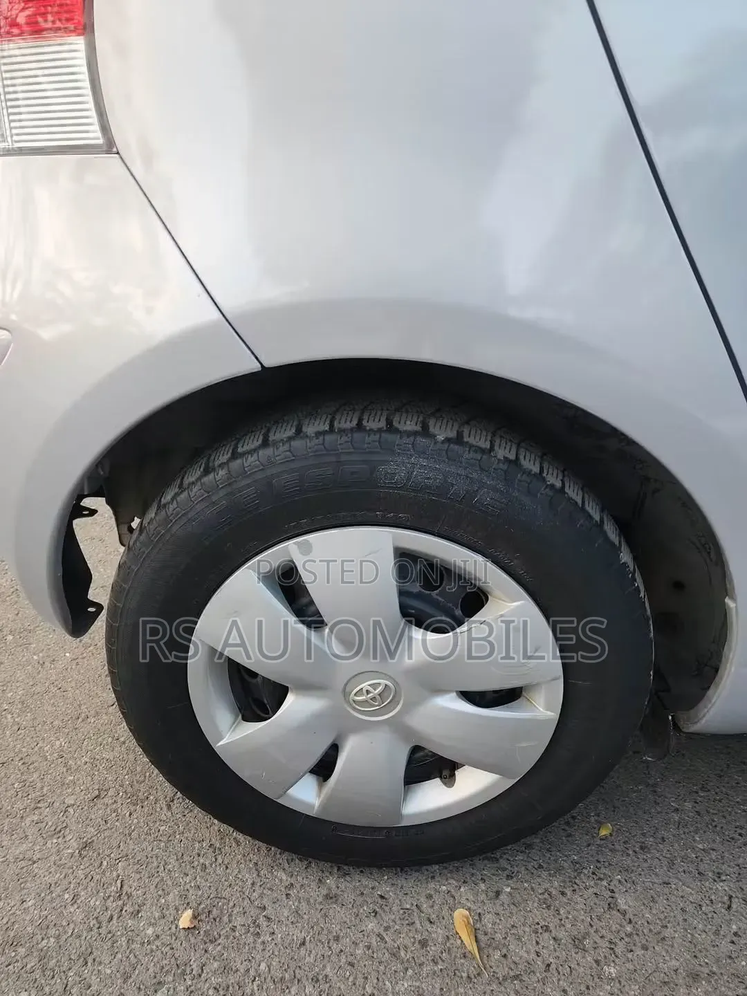Toyota Vitz 2010 Silver