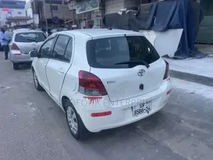 Toyota Vitz 1.3 AWD 5dr 2010 White