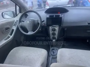 Toyota Vitz 1.3 AWD 5dr 2010 White