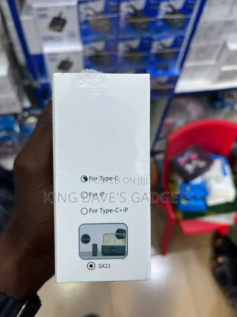 Q8) Dual Wireless Lavalier Microphone Has 2 in 1 Clip On