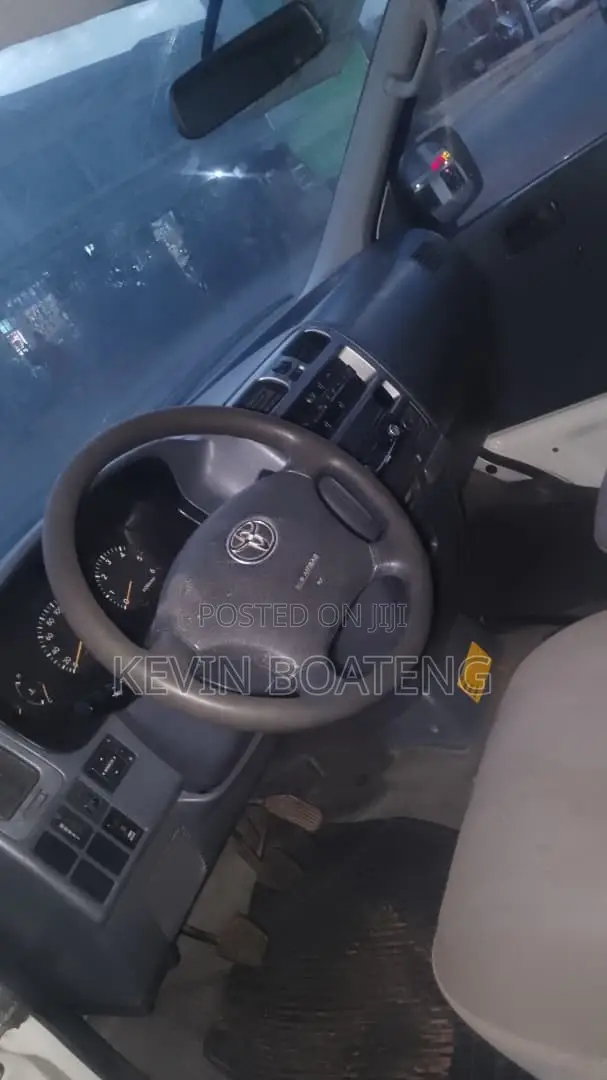 Toyota HiAce 2010 White