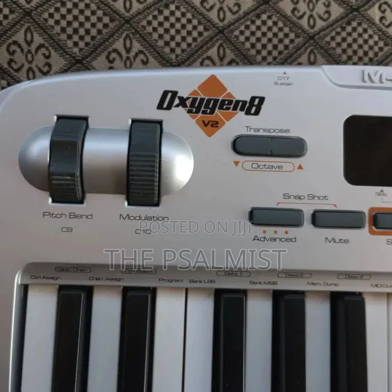 M Audio Oxygen 8 V2 Midi Controller
