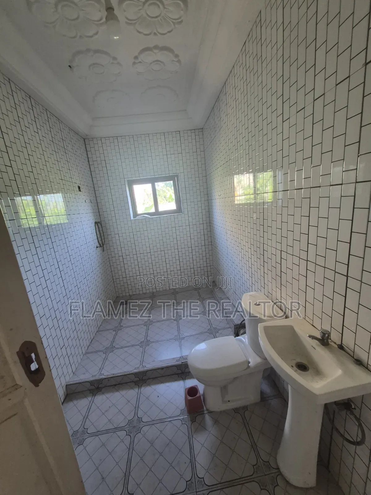 6bdrm House in Achimota Tantra, Ola Achool Area for rent