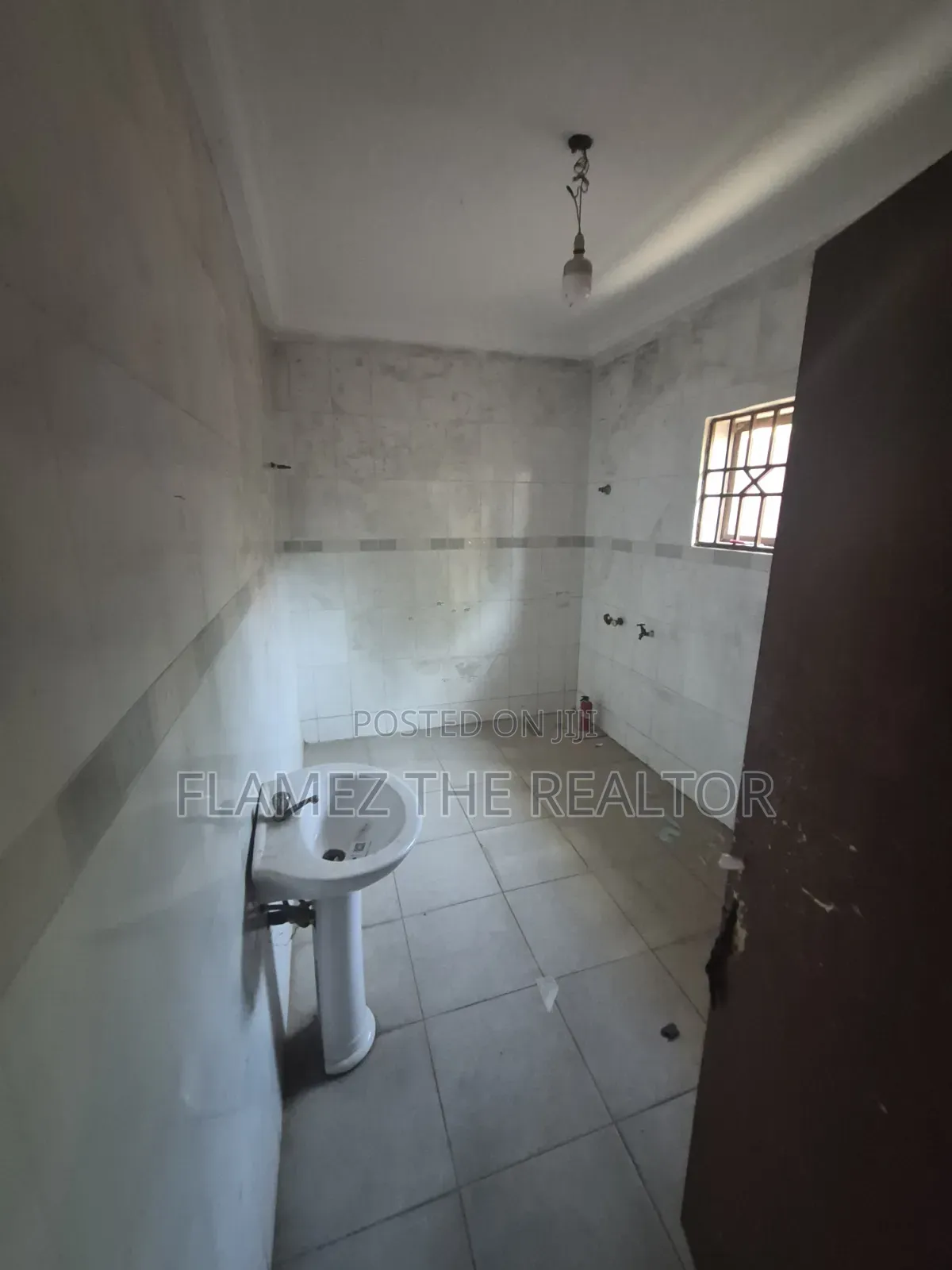 6bdrm House in Achimota Tantra, Ola Achool Area for rent