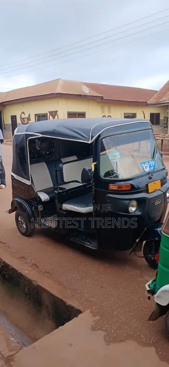 Bajaj RE 2025 Black