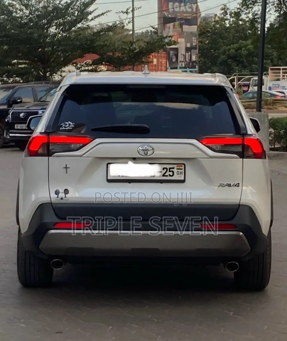 Toyota RAV4 XLE 2025 White