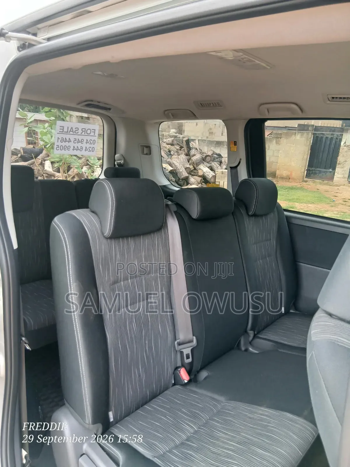 Toyota Voxy X 2WD 8-Seater 2012 White