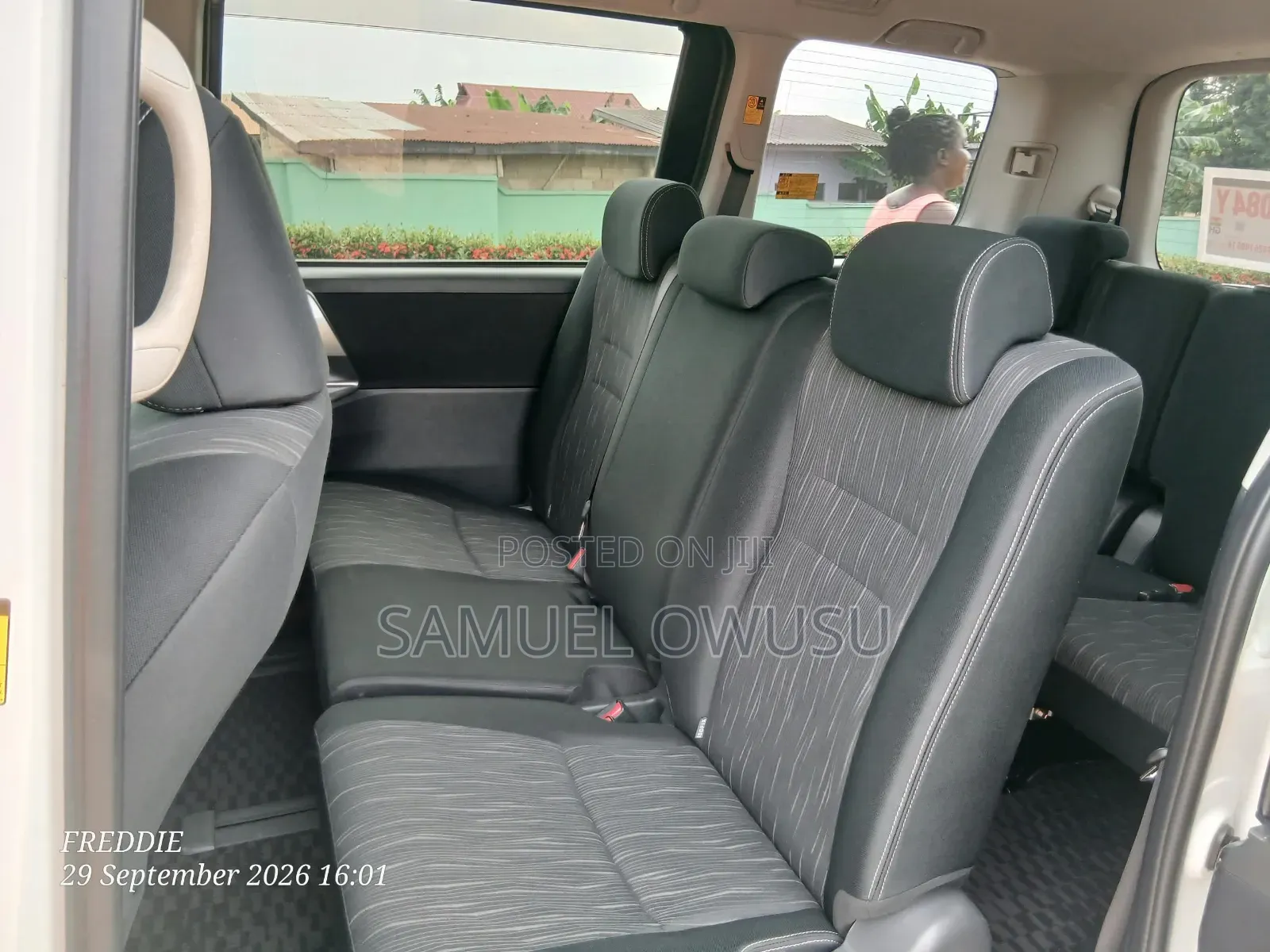 Toyota Voxy X 2WD 8-Seater 2012 White