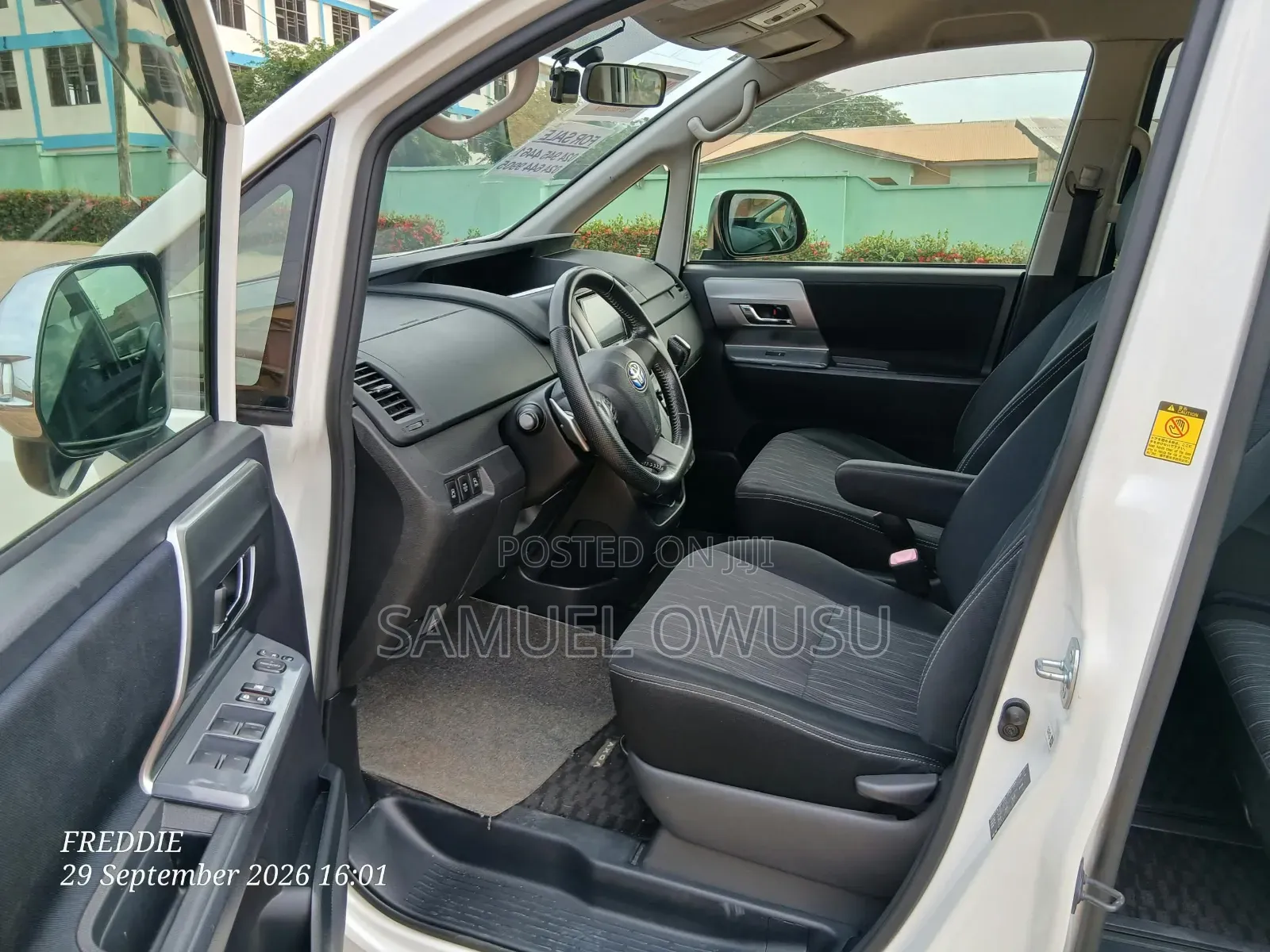 Toyota Voxy X 2WD 8-Seater 2012 White