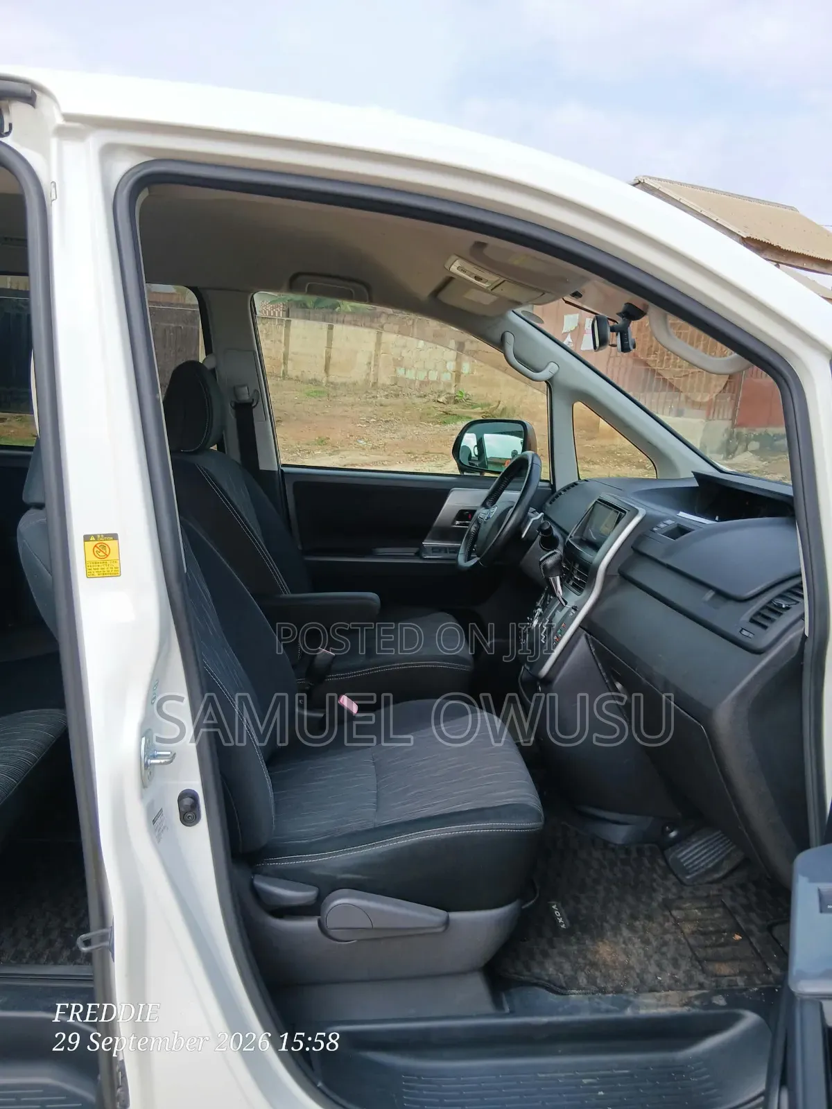 Toyota Voxy X 2WD 8-Seater 2012 White