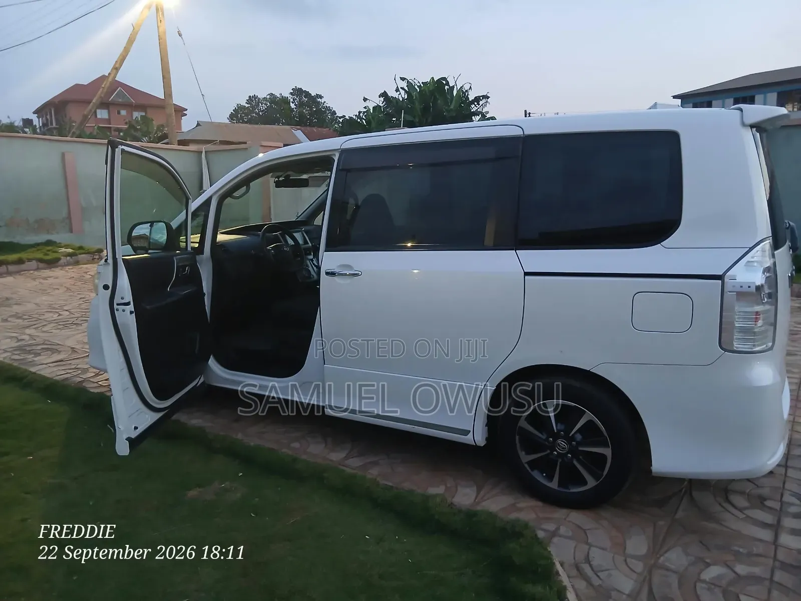Toyota Voxy X 2WD 8-Seater 2012 White