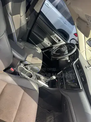 Toyota Corolla SE Special Edition 4dr Sedan (1.8L 4cyl CVT) 2017 Gray