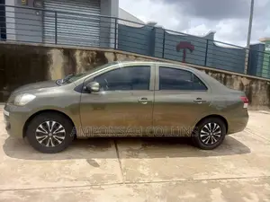Toyota Yaris 2012 Gray