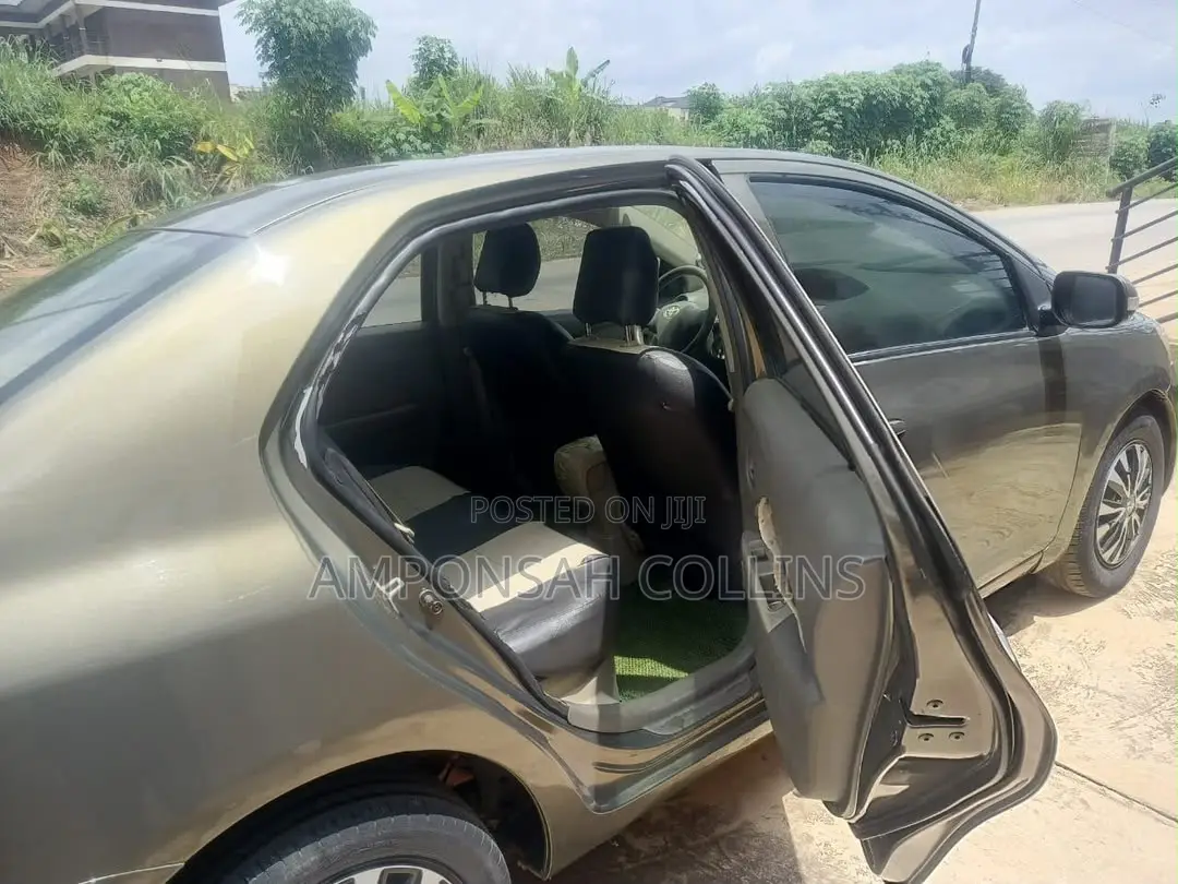 Toyota Yaris 2012 Gray