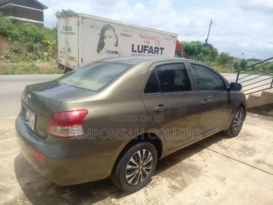 Toyota Yaris 2012 Gray