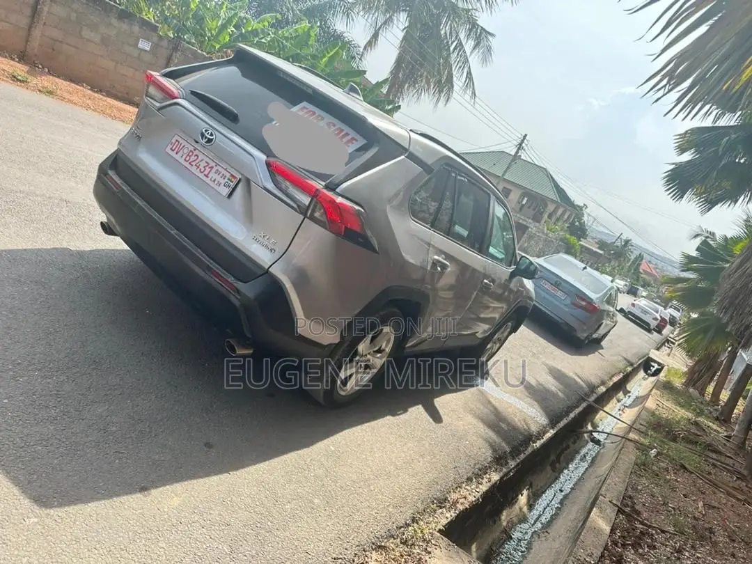 Toyota RAV4 2021 Silver