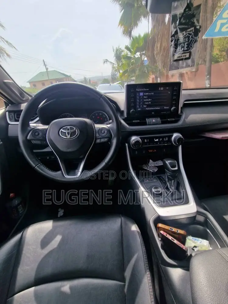 Toyota RAV4 2021 Silver