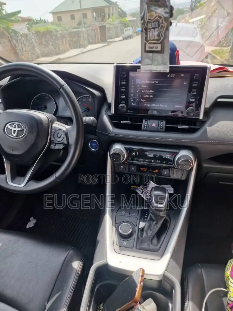 Toyota RAV4 2021 Silver