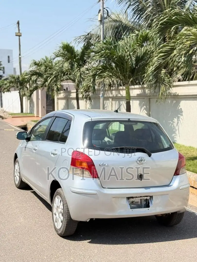 Toyota Vitz 2010 Silver