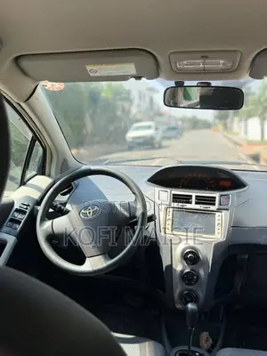 Toyota Vitz 2010 Silver