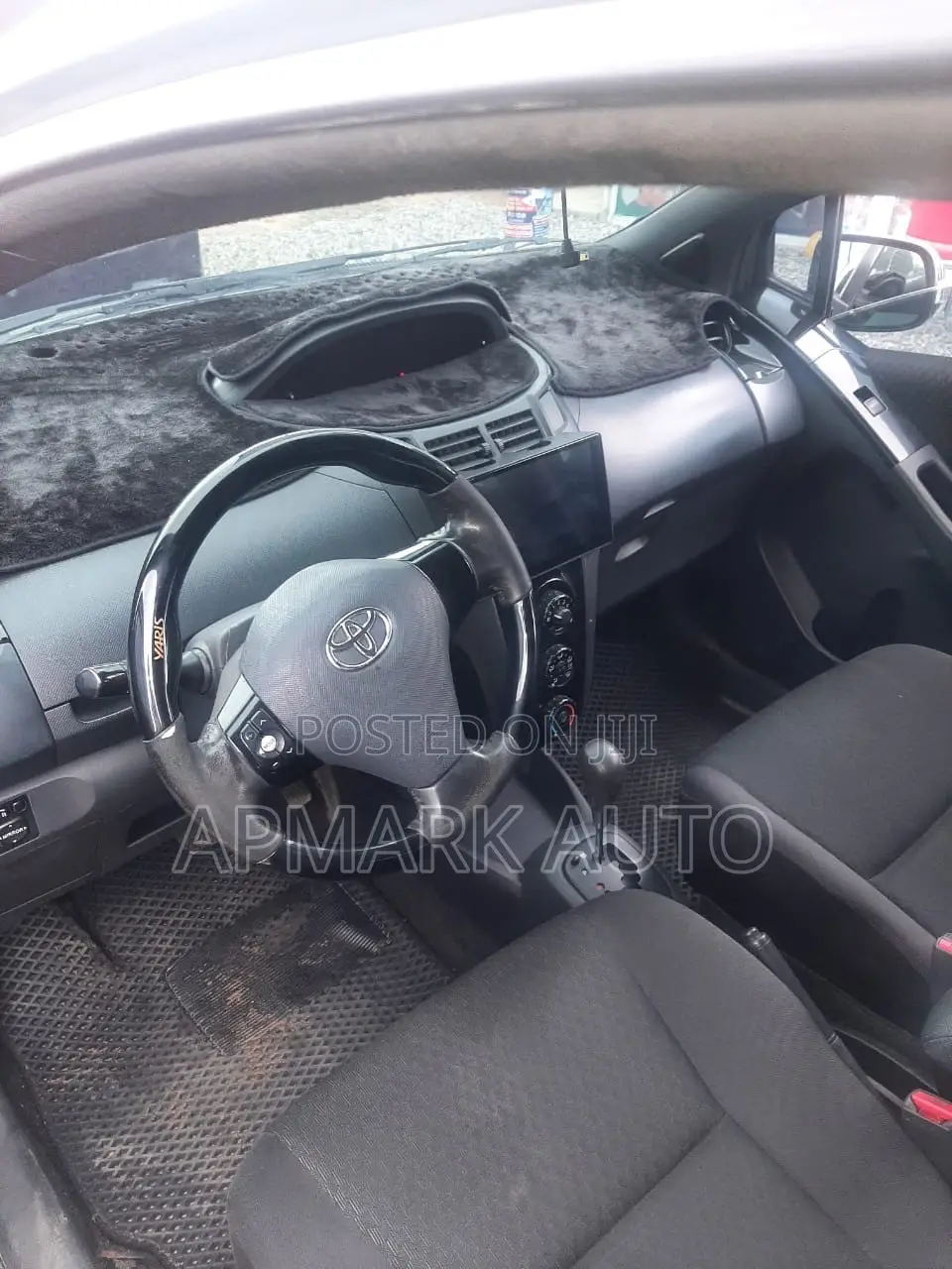 Toyota Yaris LE Hatchback 3dr 2012 Gray