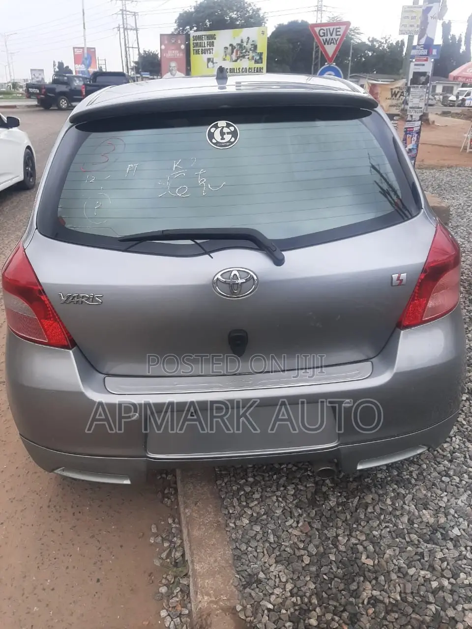 Toyota Yaris LE Hatchback 3dr 2012 Gray