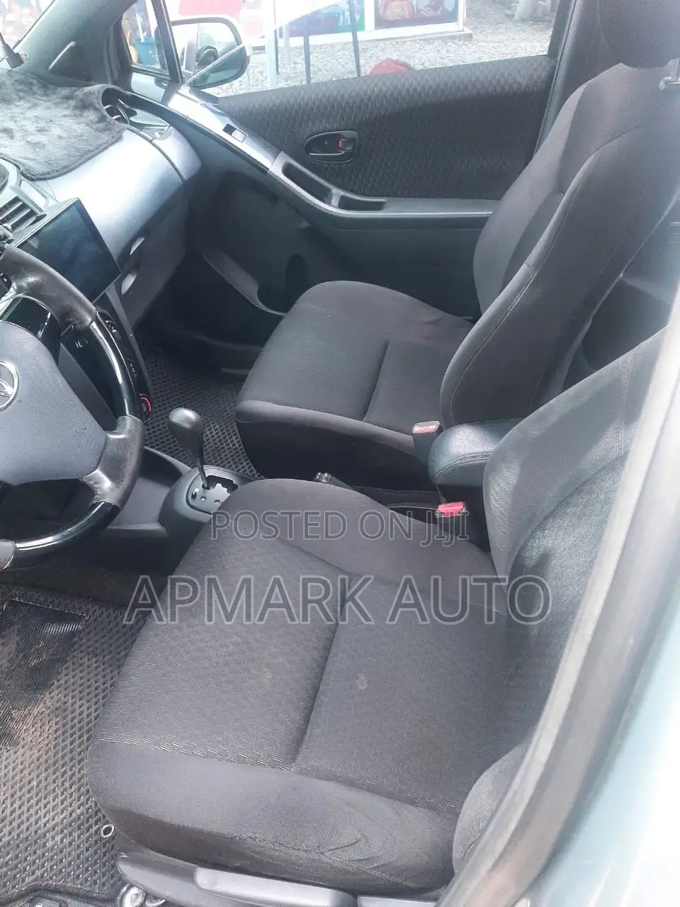 Toyota Yaris LE Hatchback 3dr 2012 Gray