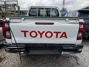 Toyota Hilux 2025 White