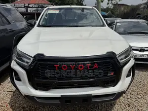 Toyota Hilux 2025 White