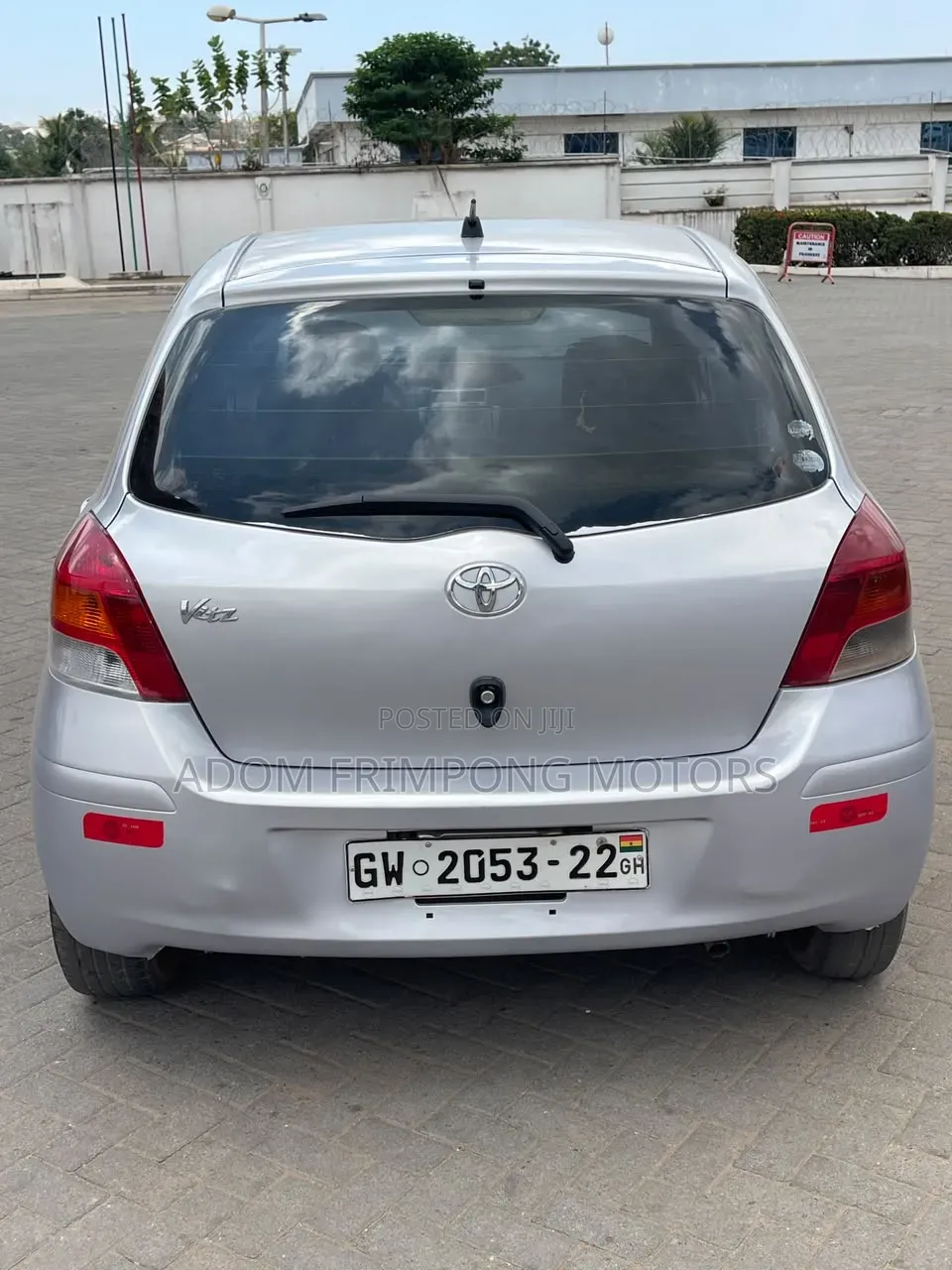 Toyota Vitz 2010 Silver