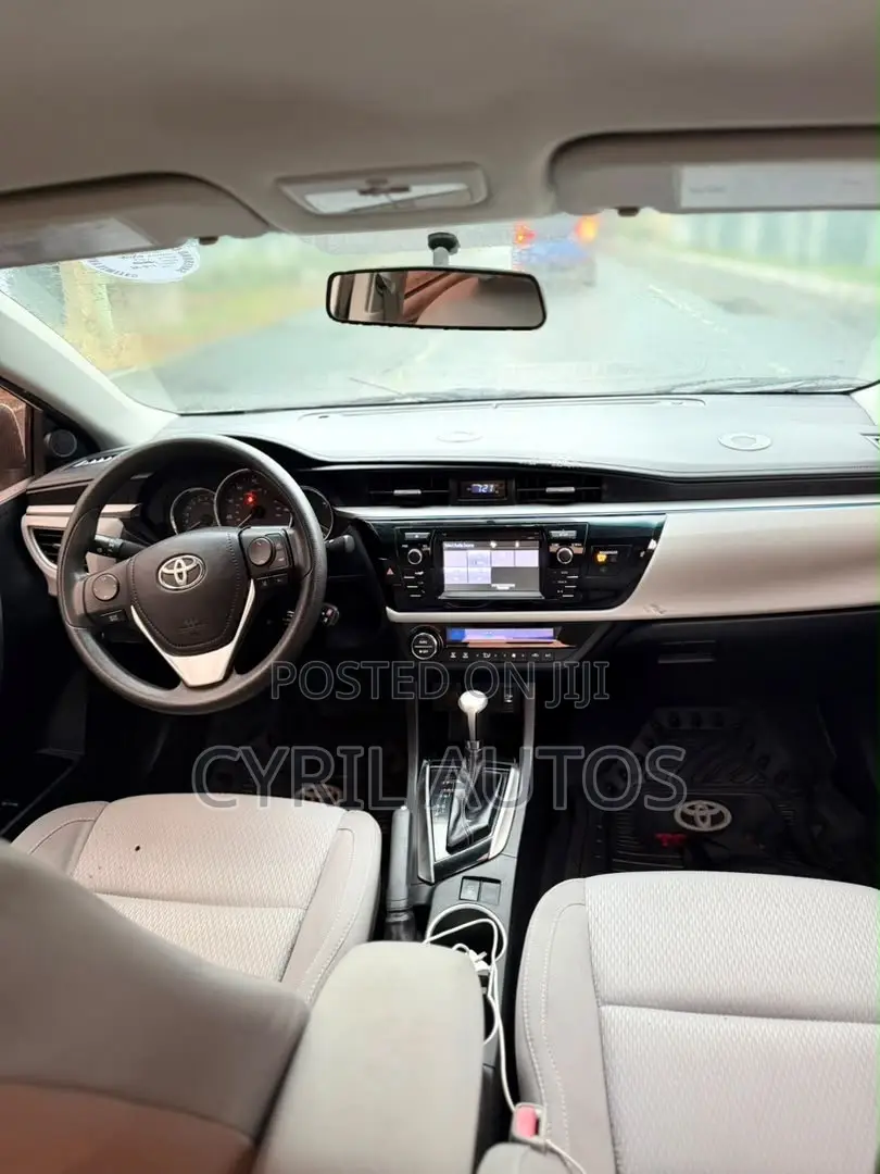 Toyota Corolla LE 4dr Sedan (1.8L 4cyl CVT) 2016 White