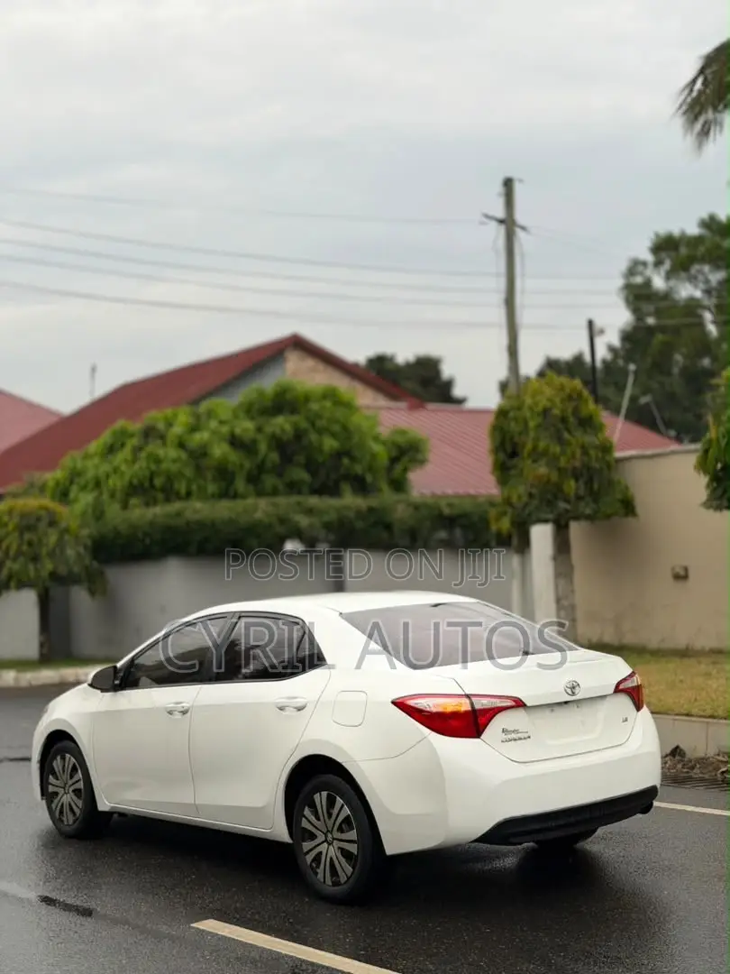 Toyota Corolla LE 4dr Sedan (1.8L 4cyl CVT) 2016 White
