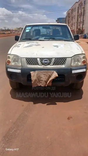 Nissan Hardbody 2005 White