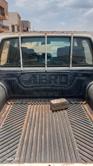 Nissan Hardbody 2005 White
