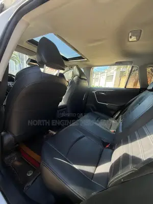Toyota RAV4 2022 White