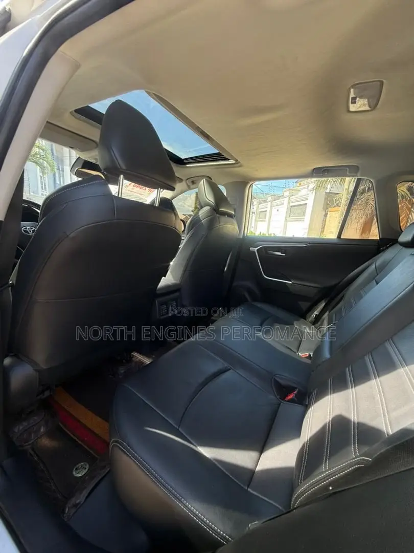 Toyota RAV4 2022 White