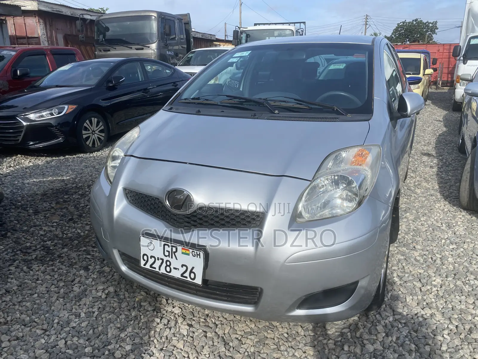 Toyota Vitz 2010 Silver